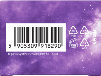Tył fioletowego opakowania rozświetlającego różu do policzków z barcode, symbolami recyklingu i napisem VEGAN.