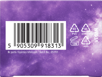 Tył fioletowego opakowania rozświetlacza do twarzy i ciała z motywem kosmosu. Kod kreskowy, symbole recyklingu, VEGAN.