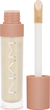 Nawilżający korektor LANI PRO SHAPING CONCEALER w jasnej butelce, z brzoskwiniową nakrętką i otwartym aplikatorem.