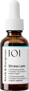 Brązowa butelka serum Geek & Gorgeous Stress Less z białą etykietą, widok z przodu. Zawiera Madecassoside i Beta-Glucan.
