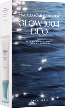 Zestaw Skin1004 Madagascar Centella Glow 1004 Duo, ciemne opakowanie z falującą wodą i tubka serum SPF50+.