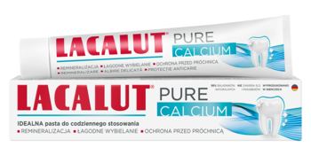 Dwie ukośne tubki białej pasty do zębów Lacalut Pure Calcium, z czerwonym logo i grafiką zęba.