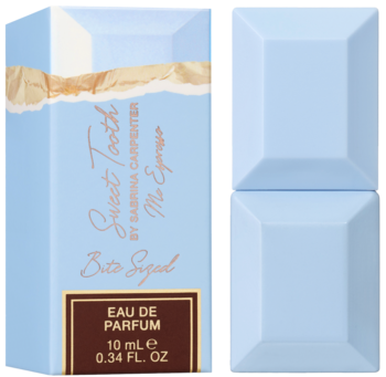 Mini perfumy Sabrina Carpenter Sweet Tooth Me Espresso 10 ml, jasnoniebieskie pudełko i flakonik obok siebie.
