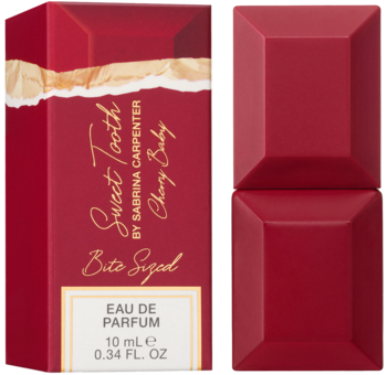Sabrina Carpenter Sweet Tooth Cherry Baby EAU DE PARFUM 10ml. Czerwone pudełko i fasetowany flakon, widok z przodu.