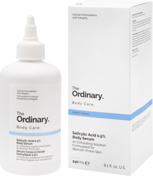 Biała butelka The Ordinary Salicylic Acid 0.5% Body Serum z dyszą i białe pudełko, widok pod kątem.
