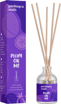 Purpurowy dyfuzor zapachowy Plum On Me z patyczkami i pudełkiem, widok z przodu, o słodkim zapachu śliwki.