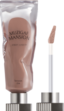 Beżowy tint Muzigae Mansion Objet Liquid Tension 014 w przezroczystej saszetce i obok otwarty aplikator z matowym tintem.