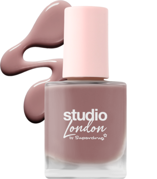 Lakier do paznokci Studio London w kwadratowej butelce z różową nakrętką, kolor brudny róż, obok plama lakieru.
