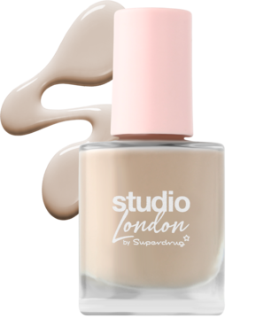 Podkład Studio London w beżowym odcieniu w kwadratowej szklanej butelce, z różową nakrętką i smugą płynu.