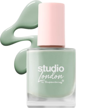 Pastelowy zielony lakier do paznokci Studio London w kwadratowej butelce z różową nakrętką, widoczny wyciek.