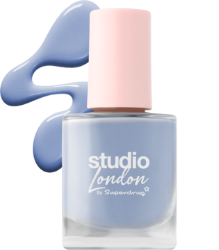 Jasny fioletowy lakier do paznokci Studio London by Superdrug, butelka z różową nakrętką i kałuża obok.