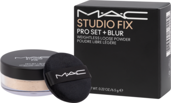 MAC Studio Fix Pro Set + Blur Weightless Loose Powder: czarne pudełko, słoik z jasnym pudrem i czarny aplikator.