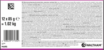 Biały tył opakowania zbiorczego karmy dla kota (1.02 kg), kod kreskowy, QR i detale składu od WALTHAM.