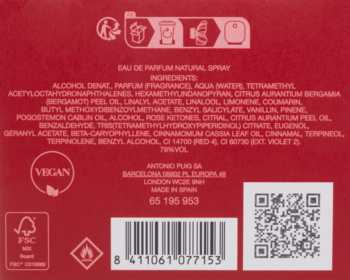 Tył czerwonego opakowania perfum w sprayu, z listą składników, kodem kreskowym, QR i logo Vegan.