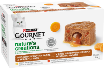 Białe opakowanie karmy dla kotów Gourmet Nature's Creations, mus gotowany na parze z sosem. Widoczne kawałki karmy.