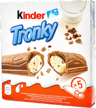 Opakowanie Kinder Tronky z 5 batonami. Widoczne dwa przekrojone batoniki z kremowym nadzieniem, mleko i okruszki czekolady.