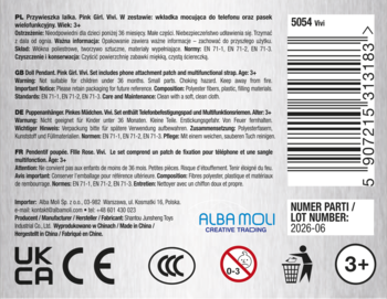 Tył białego opakowania breloka-laleczki ALBA MOU. Widoczne informacje o produkcie, kod kreskowy i oznaczenia wiekowe.