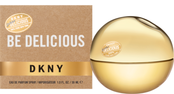 Złota butelka DKNY Be Delicious Gold w kształcie jabłka, widok pod kątem, obok beżowego pudełka z logo.