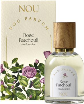 Damska woda perfumowana Nou Rose Patchouli: butelka z drewnianym korkiem przed beżowym pudełkiem z różami.