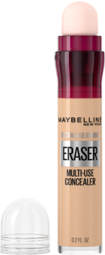Pionowy widok beżowego korektora Maybelline Eraser z gąbką i odkręconą, przezroczystą zakrętką.