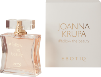 Perfumy Joanna Krupa #follow the beauty w geometrycznym flakonie z różowozłotą nakrętką obok beżowego pudełka z logo.