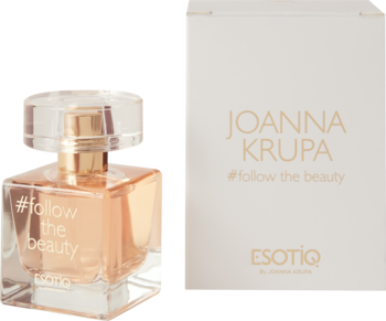 Woda perfumowana Joanna Krupa #follow the beauty: szklana butelka z brzoskwiniowym płynem i białe opakowanie ESOTIQ.