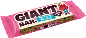 Baton Giant Bar ma baker Mixed Berry Super Boost Flapjack z białą polewą jogurtową w różowym opakowaniu. Widok pod kątem.