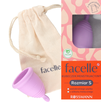 Lilac kubeczek menstruacyjny Facelle w rozmiarze S obok bawełnianego woreczka, z widocznym opakowaniem.