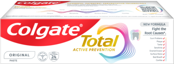 Białe opakowanie pasty Colgate Total Active Prevention Original, z czerwonym logo, żółtym napisem, z przodu, nowa formuła.