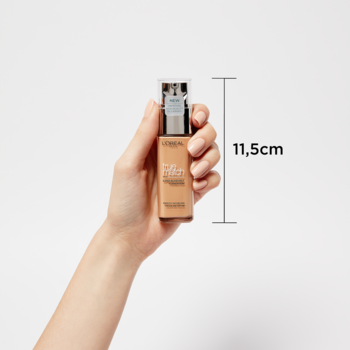 Podkład L'Oréal True Match nawilżający, beżowy odcień, butelka w dłoni, 11,5 cm.