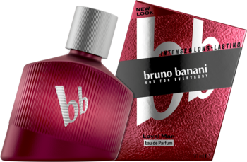 Asymetryczna butelka perfum Bruno Banani Loyal Man w kolorze bordo z logo bb, obok pasujące pudełko. Widok pod kątem.