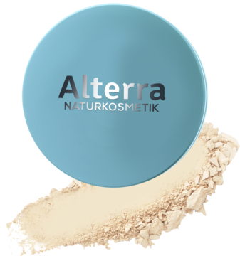 Puder Alterra Naturkosmetik 01 Light w jasnoniebieskim opakowaniu, obok rozsypana kupka drobnego proszku.