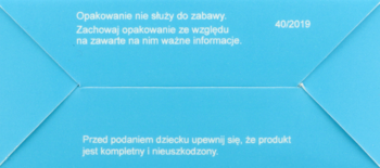 Spód opakowania książeczki "Zagadki z dziurką", jasnoniebieskie, z białym tekstem ostrzegawczym i datą 40/2019.