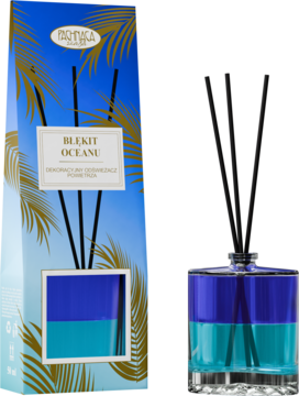 Dwufazowy odświeżacz powietrza Błękit Oceanu: szklana butelka z niebieskim płynem i czarne patyki obok pudełka z palmami.
