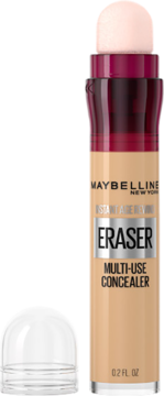 Maybelline Instant Age Rewind Eraser Concealer w beżowym odcieniu, z widoczną gąbeczką aplikatora i zdjętą zatyczką.