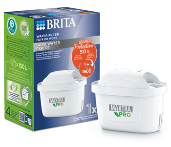 Zestaw filtrów wody Brita MAXTRA PRO Hard Water Expert w niebieskim pudełku i jeden biały filtr, ujęcie pod kątem.