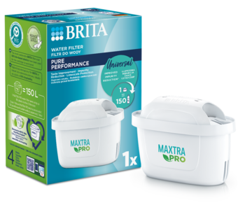 Zestaw 4 białych filtrów Brita Maxtra Pro Pure Performance, jeden poza niebiesko-białym pudełkiem.