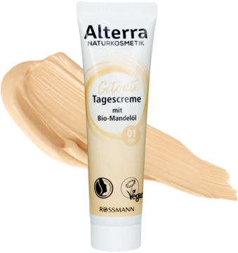 Alterra Getönte Tagescreme 01 SPF, jasnobeżowa tubka z logo i napisem Bio-Mandelöl, na tle smugi kremu.