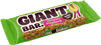 Zielony baton GIANT BAR Pistachio Flapjack Ma Baker, na ukos, z widocznym chrupkim środkiem i logo pistacji.
