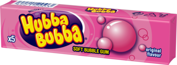 Różowa paczka gumy Hubba Bubba Soft Bubble Gum x5, widok pod kątem, z różowymi bąbelkami.