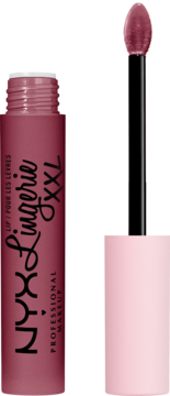 NYX Lingerie XXL, matowa płynna szminka w kolorze głębokiego różu, z aplikatorem obok otwartej tubki.
