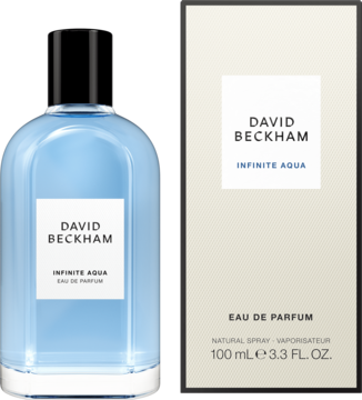 David Beckham Infinite Aqua woda perfumowana dla mężczyzn. Błękitna butelka i kremowe pudełko z logo, widok z przodu.