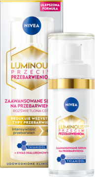 Biała butelka NIVEA Luminous630 Serum z pompką i złote pudełko, redukujące przebarwienia z Thiamidolem.