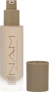 Podkład NAM Real Skin Foundation w beżowej szklanej butelce z pompką, obok odkręcona zakrętka.