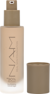 NAM Real Skin Foundation, jasnobeżowy podkład do twarzy w szklanej butelce z pompką, nakrętka zdjęta.