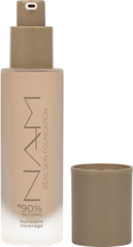 NAM Real Skin Foundation 03N True Natural w szklanej butelce z pompką, obok leży zdjęta nakrętka.