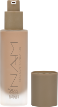 Podkład NAM Real Skin 05W Warm Beige w matowej butelce z pompką, obok odkręcona nakrętka, widok z przodu.