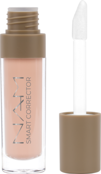 Smart Corrector Liquid Concealer NATA, jasny brzoskwiniowy odcień, szklana butelka z wyjętym aplikatorem.