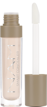 NAM Smart Concealer, jasnobeżowy wegański korektor w otwartej, transparentnej butelce z wyciągniętym aplikatorem.
