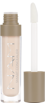 Otwarty beżowy wegański korektor NAM Smart Concealer z aplikatorem, logo na przezroczystej butelce.